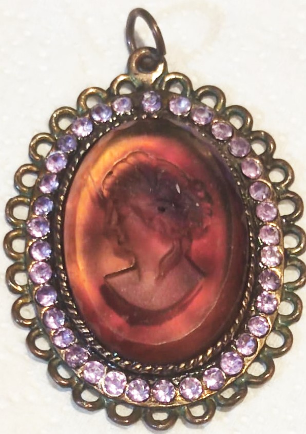 CAMEO UCUK BORDO RENKDE AKİK BAYAN SULIETİ ARKASI SEDEF ON TARAF CERCEVE ETRAFI  ZİLKON TASLARLE CEVRİLİ OVAL TARZDA