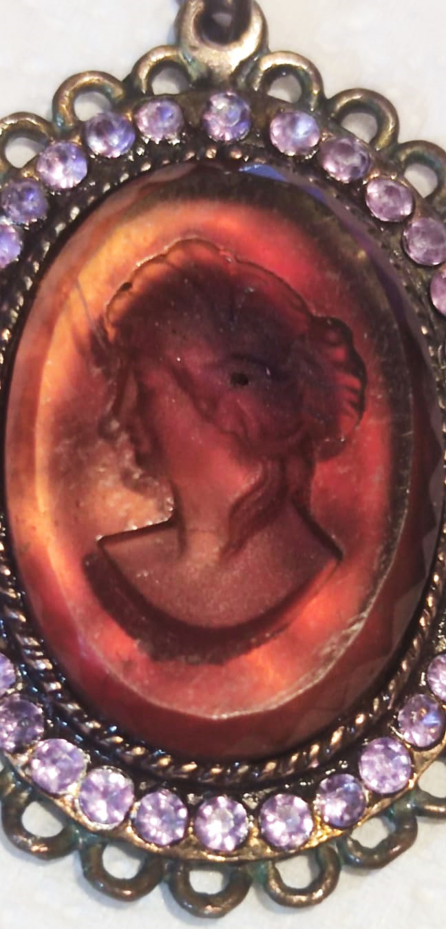 CAMEO UCUK BORDO RENKDE AKİK BAYAN SULIETİ ARKASI SEDEF ON TARAF CERCEVE ETRAFI  ZİLKON TASLARLE CEVRİLİ OVAL TARZDA