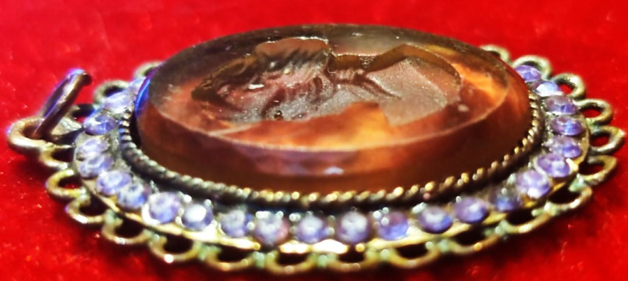 CAMEO UCUK BORDO RENKDE AKİK BAYAN SULIETİ ARKASI SEDEF ON TARAF CERCEVE ETRAFI  ZİLKON TASLARLE CEVRİLİ OVAL TARZDA