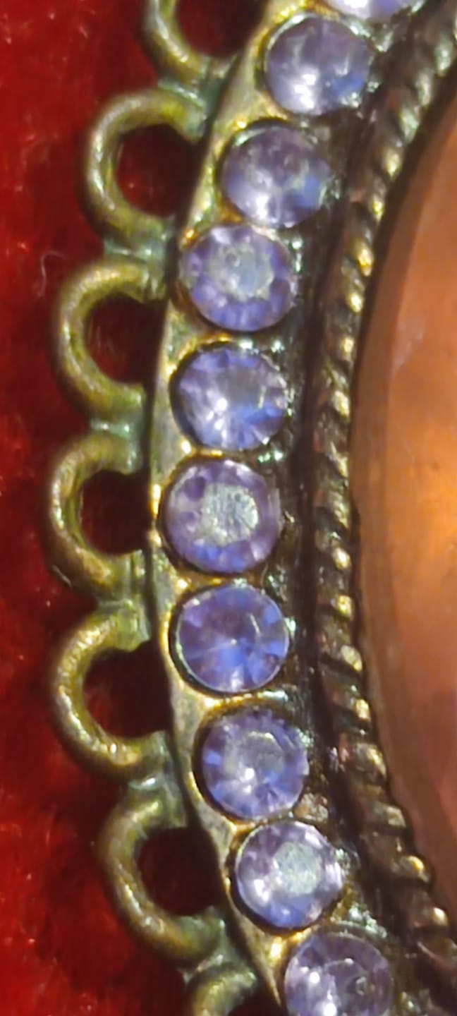 CAMEO UCUK BORDO RENKDE AKİK BAYAN SULIETİ ARKASI SEDEF ON TARAF CERCEVE ETRAFI  ZİLKON TASLARLE CEVRİLİ OVAL TARZDA