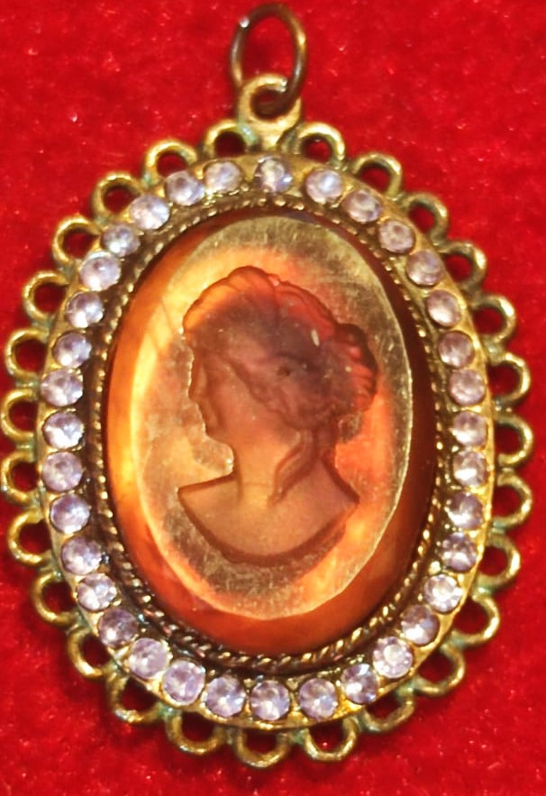 CAMEO UCUK BORDO RENKDE AKİK BAYAN SULIETİ ARKASI SEDEF ON TARAF CERCEVE ETRAFI  ZİLKON TASLARLE CEVRİLİ OVAL TARZDA