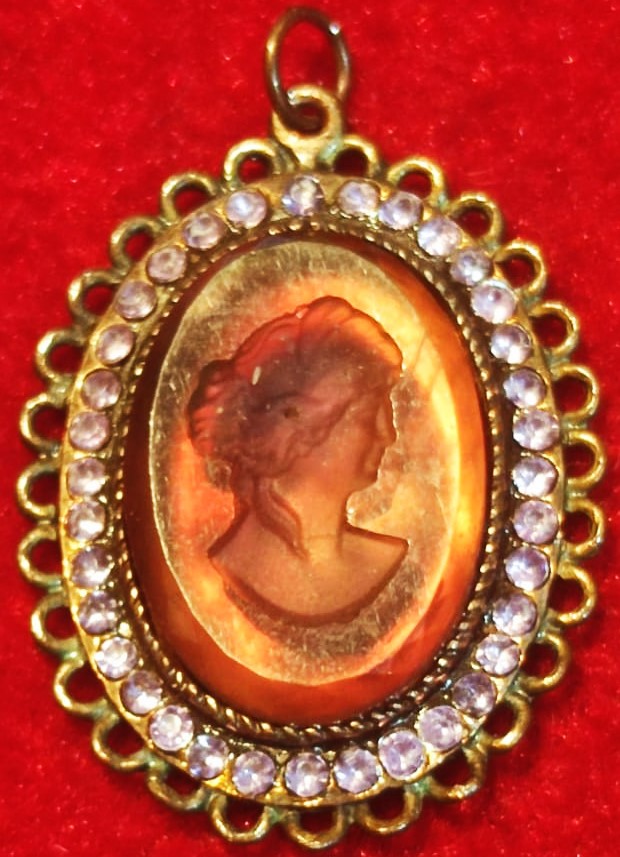 CAMEO UCUK BORDO RENKDE AKİK BAYAN SULIETİ ARKASI SEDEF ON TARAF CERCEVE ETRAFI  ZİLKON TASLARLE CEVRİLİ OVAL TARZDA