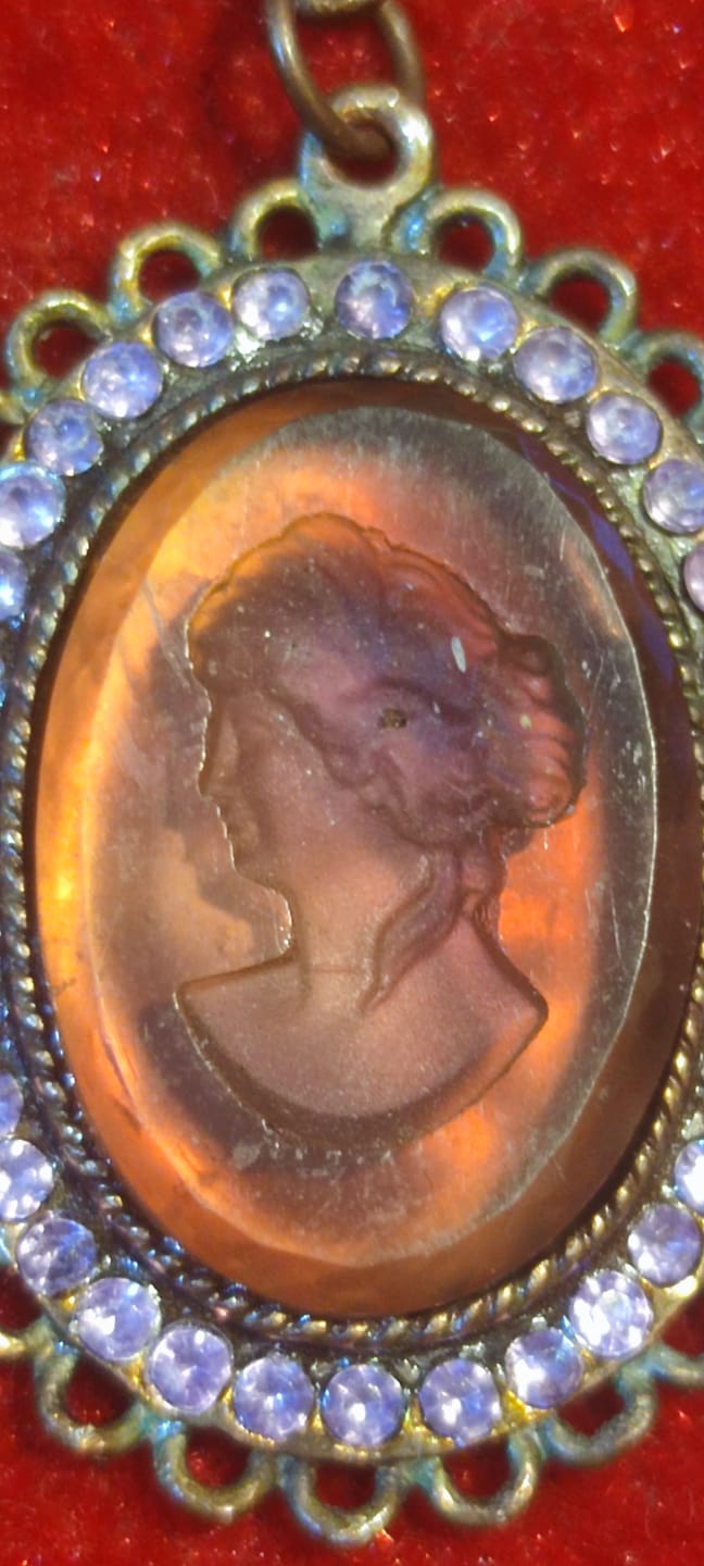 CAMEO UCUK BORDO RENKDE AKİK BAYAN SULIETİ ARKASI SEDEF ON TARAF CERCEVE ETRAFI  ZİLKON TASLARLE CEVRİLİ OVAL TARZDA