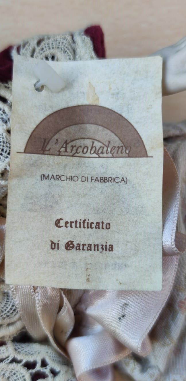 L'ARCOBALENO TOYS  BABY PORCELAİN MARCHIO DI FABBRICA SERTİFİKALI PANTOLON YELEK ELBİSELİ İTALYAN TAS BEBEK