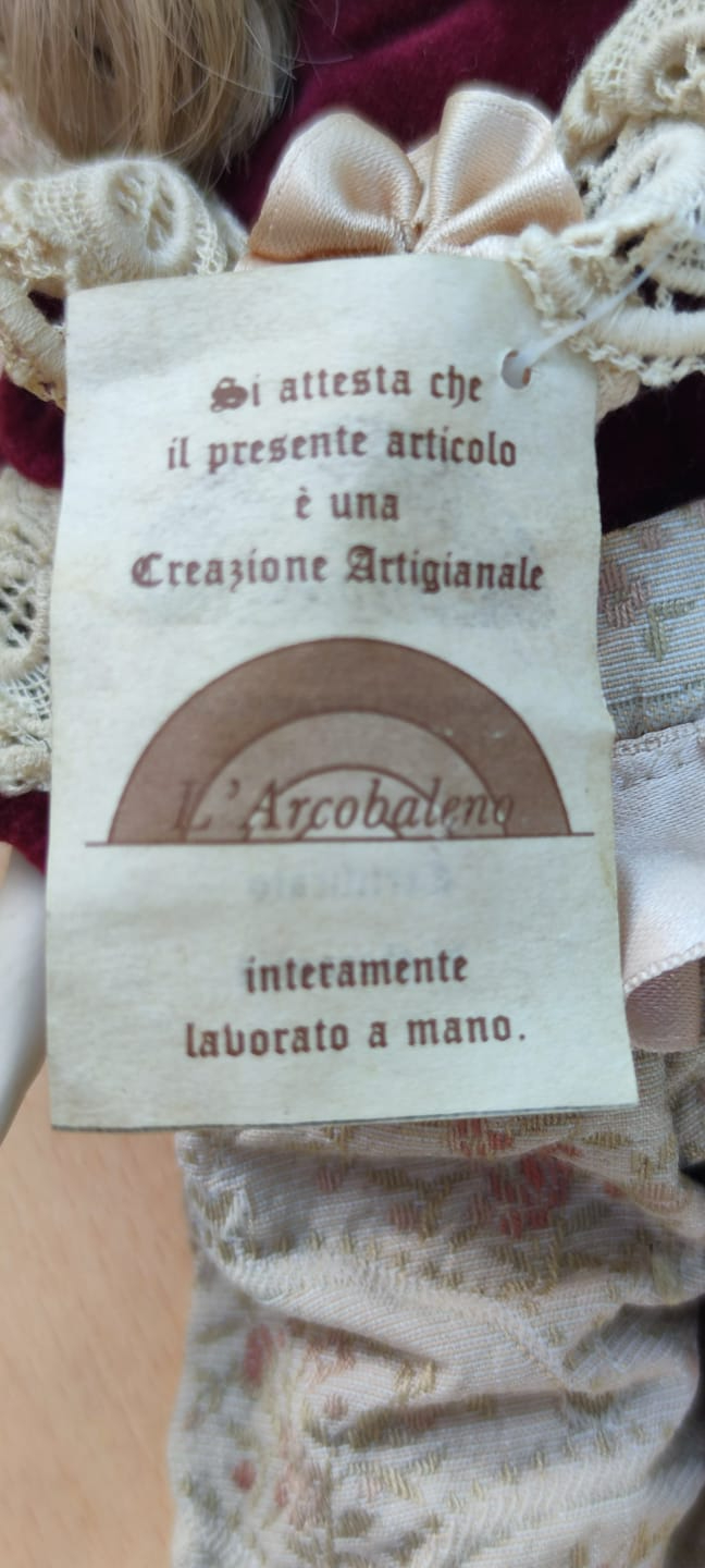 L'ARCOBALENO TOYS  BABY PORCELAİN MARCHIO DI FABBRICA SERTİFİKALI PANTOLON YELEK ELBİSELİ İTALYAN TAS BEBEK