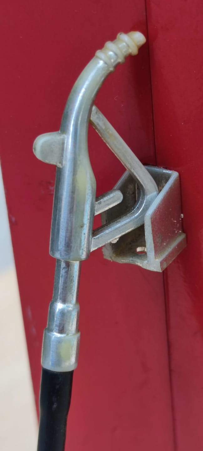 GASOLİNE CLOCK BENZİN POMPASI ON TERAF SAAT YANDA HORTUMLU POMPASI ARKADA PİL YUVASI YANDA PARA ATMA YERİ