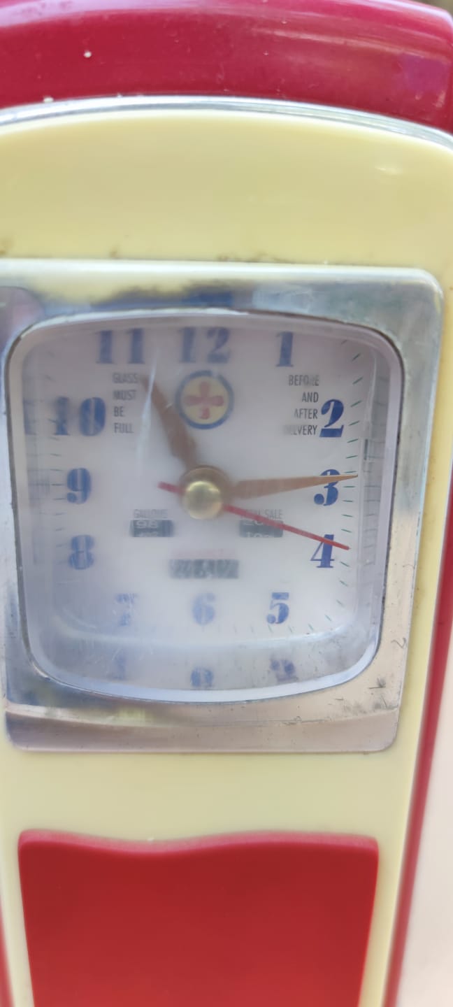 GASOLİNE CLOCK BENZİN POMPASI ON TERAF SAAT YANDA HORTUMLU POMPASI ARKADA PİL YUVASI YANDA PARA ATMA YERİ