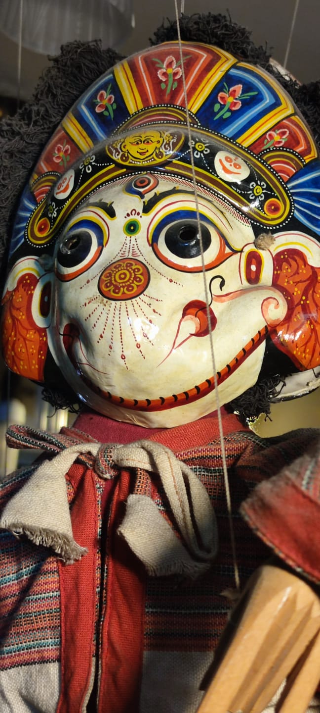 BHAKTAPUR UN NAVADURGA BUYUCU KUKLA İYİ KÖTÜ CİFT YUZLU KARA KIZGIN BEYAZ MUTLU SURATLI ELLE OYNATILAN TAMAMEN EL YAPIMIDIR