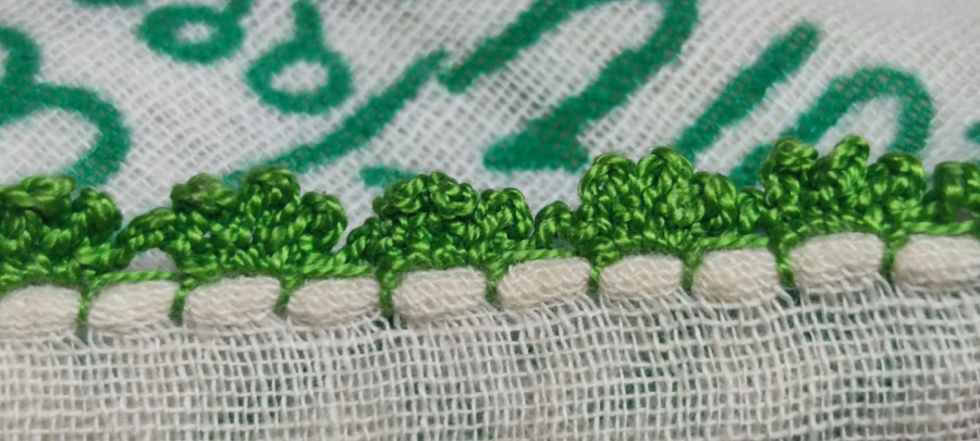 1950 EYUP SUTLAN HATIRASI SAL ESARP KENARLARI CEPECEVRE YESİL IGNE OYASI UZERİ AHSAP KALIP EL BASKI BEYAZ UZERİNE YESİL