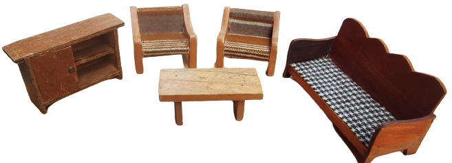 1970 OYUNCAK AHSAP OTURMA TAKIMI İKİ KOLTUK BİR CİFTLİ KOLTUK BİR KAPAKLI VİTRİN ORTA MASA SAHBA TAMAMI EL YAPIM AHSAP