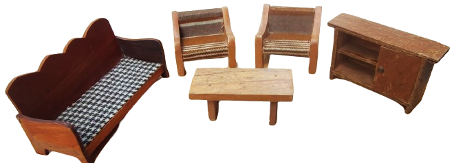 1970 OYUNCAK AHSAP OTURMA TAKIMI İKİ KOLTUK BİR CİFTLİ KOLTUK BİR KAPAKLI VİTRİN ORTA MASA SAHBA TAMAMI EL YAPIM AHSAP