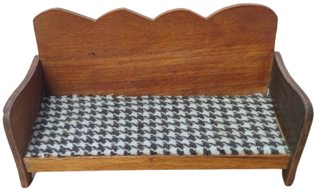 1970 OYUNCAK AHSAP OTURMA TAKIMI İKİ KOLTUK BİR CİFTLİ KOLTUK BİR KAPAKLI VİTRİN ORTA MASA SAHBA TAMAMI EL YAPIM AHSAP