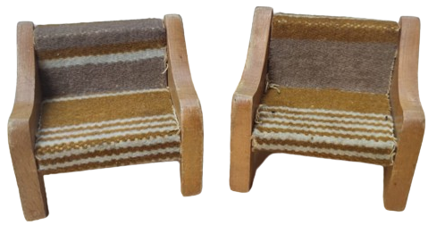 1970 OYUNCAK AHSAP OTURMA TAKIMI İKİ KOLTUK BİR CİFTLİ KOLTUK BİR KAPAKLI VİTRİN ORTA MASA SAHBA TAMAMI EL YAPIM AHSAP