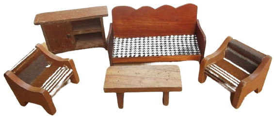 1970 OYUNCAK AHSAP OTURMA TAKIMI İKİ KOLTUK BİR CİFTLİ KOLTUK BİR KAPAKLI VİTRİN ORTA MASA SAHBA TAMAMI EL YAPIM AHSAP
