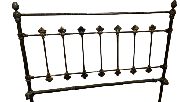 1920 TEK KİŞİLİK METAL DÖKÜM PİRİNÇ VE SARI PARCALARIN BİRLESİMİYLE TARASLANMIS COK GÖSTERİSLİ KARYOLA