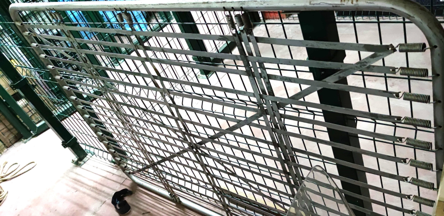 1920 TEK KİŞİLİK METAL DÖKÜM PİRİNÇ VE SARI PARCALARIN BİRLESİMİYLE TARASLANMIS COK GÖSTERİSLİ KARYOLA