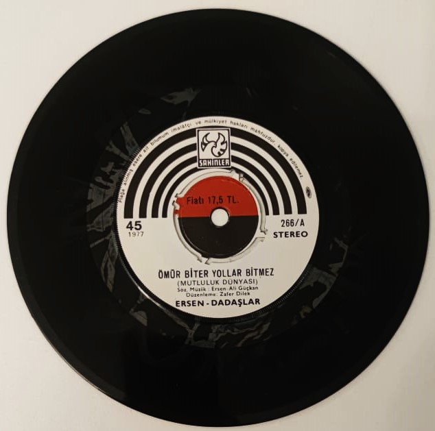 1976 ERSEN VE DADASLAR OMUR BITER YOL BI-İTMEZ ( MUTLULUK DUNYASI ) YALVARIRIM DİNLE SAHİNLER PLAK ORJINAL KABINDA