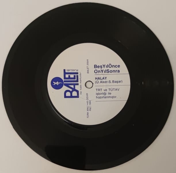1984 EUROVİSİON TURKIYE BIRINCISI BES YIL ONCE ON YIL SONRA  HALAY ORJINAL KAB 45 LİK PLAK