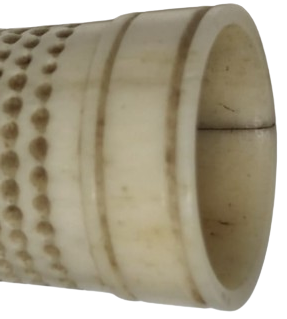 OSMANLI FİL DİSİ EL YAPIM NADİR DİKİS DİKERKEN İGNEYİ İTMEDE KULLANINA YÜKSÜK ÜZERİ BİR COK İGNE YUVASI  BULUNAN YUKSUK