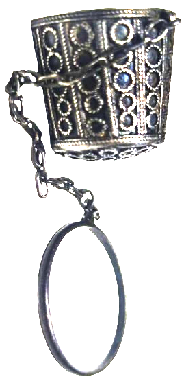 OSMANLI GÜMÜŞ DİKİS DİKERKEN İGNEYİİTMEDE KULLANINA YÜKSÜK ÜZERİ EL İŞLİ GÜVERSE SÜSLEMELİ YÜZÜKLÜ MODELİ 