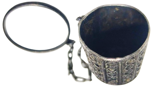 OSMANLI GÜMÜŞ DİKİS DİKERKEN İGNEYİİTMEDE KULLANINA YÜKSÜK ÜZERİ EL İŞLİ GÜVERSE SÜSLEMELİ YÜZÜKLÜ MODELİ 