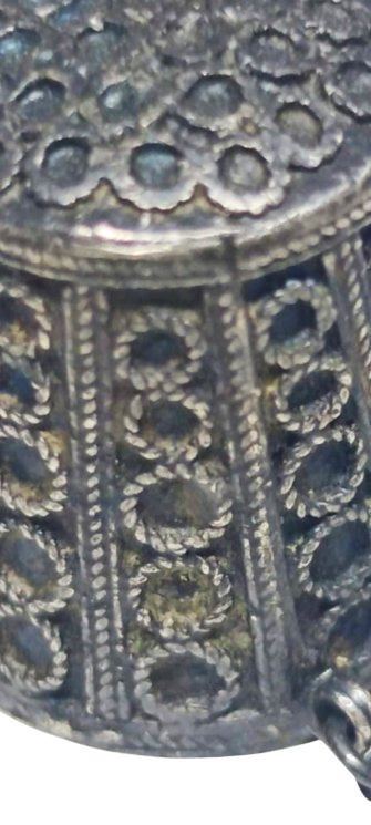 OSMANLI GÜMÜŞ DİKİS DİKERKEN İGNEYİİTMEDE KULLANINA YÜKSÜK ÜZERİ EL İŞLİ GÜVERSE SÜSLEMELİ YÜZÜKLÜ MODELİ 