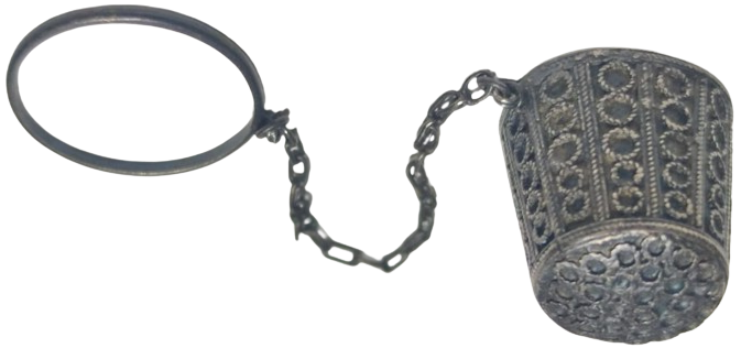 OSMANLI GÜMÜŞ DİKİS DİKERKEN İGNEYİİTMEDE KULLANINA YÜKSÜK ÜZERİ EL İŞLİ GÜVERSE SÜSLEMELİ YÜZÜKLÜ MODELİ 