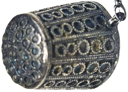 OSMANLI GÜMÜŞ DİKİS DİKERKEN İGNEYİİTMEDE KULLANINA YÜKSÜK ÜZERİ EL İŞLİ GÜVERSE SÜSLEMELİ YÜZÜKLÜ MODELİ 