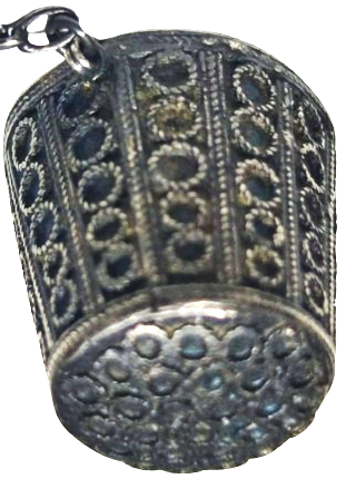 OSMANLI GÜMÜŞ DİKİS DİKERKEN İGNEYİİTMEDE KULLANINA YÜKSÜK ÜZERİ EL İŞLİ GÜVERSE SÜSLEMELİ YÜZÜKLÜ MODELİ 