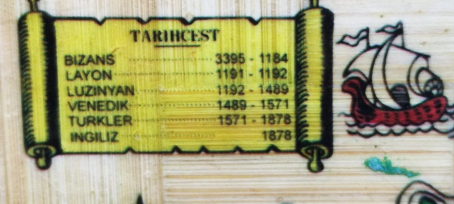 1970 KIBRIS CYPRUS UZERİNDE KIBRISIN TAMAMININ RENKLİ HARİTASI BULUNAN KIBRIS HATIRASI HASIRLAR SIKISTIRILARAK TEPSİ YAPILMIS