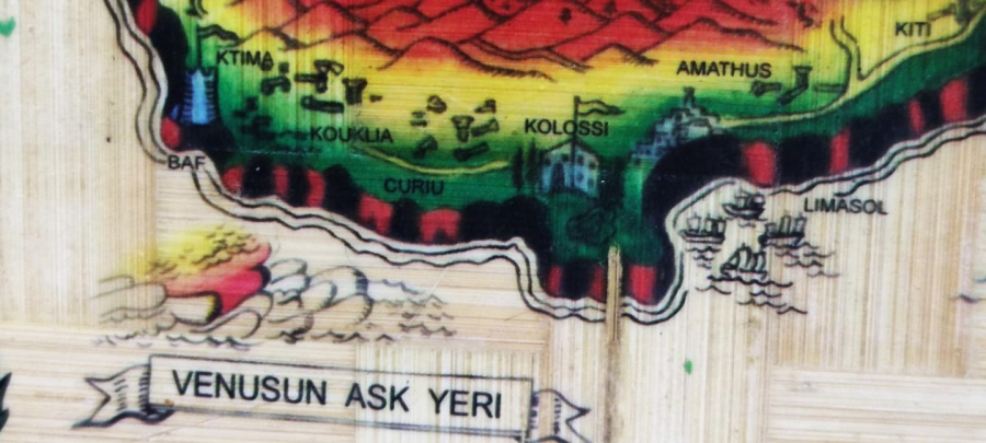 1970 KIBRIS CYPRUS UZERİNDE KIBRISIN TAMAMININ RENKLİ HARİTASI BULUNAN KIBRIS HATIRASI HASIRLAR SIKISTIRILARAK TEPSİ YAPILMIS