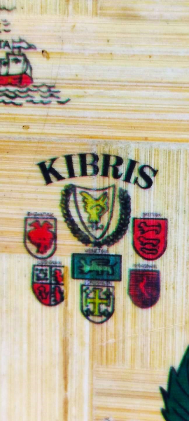 1970 KIBRIS CYPRUS UZERİNDE KIBRISIN TAMAMININ RENKLİ HARİTASI BULUNAN KIBRIS HATIRASI HASIRLAR SIKISTIRILARAK TEPSİ YAPILMIS