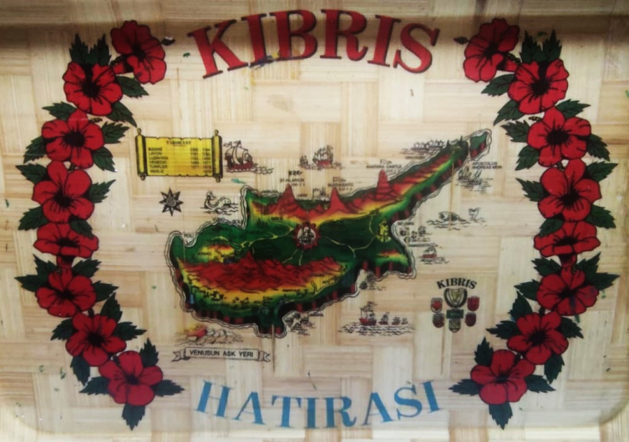 1970 KIBRIS CYPRUS UZERİNDE KIBRISIN TAMAMININ RENKLİ HARİTASI BULUNAN KIBRIS HATIRASI HASIRLAR SIKISTIRILARAK TEPSİ YAPILMIS