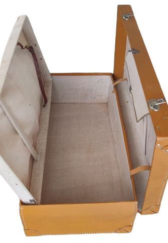 1950 SEYAHAT GARDOROP BAVUL EL DİKİS TABA RENK BAGLAMA KAYISLI  METAL KİLİT SAG VE SOL OTDA MANDALLI TASIMA KULPLU İC AYRIM PARCALI