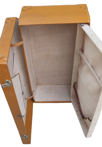 1950 SEYAHAT GARDOROP BAVUL EL DİKİS TABA RENK BAGLAMA KAYISLI  METAL KİLİT SAG VE SOL OTDA MANDALLI TASIMA KULPLU İC AYRIM PARCALI