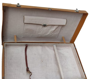 1950 SEYAHAT GARDOROP BAVUL EL DİKİS TABA RENK BAGLAMA KAYISLI  METAL KİLİT SAG VE SOL OTDA MANDALLI TASIMA KULPLU İC AYRIM PARCALI