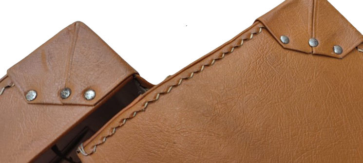 1950 SEYAHAT GARDOROP BAVUL EL DİKİS TABA RENK BAGLAMA KAYISLI  METAL KİLİT SAG VE SOL OTDA MANDALLI TASIMA KULPLU İC AYRIM PARCALI