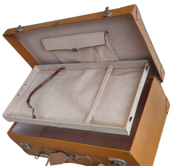 1950 SEYAHAT GARDOROP BAVUL EL DİKİS TABA RENK BAGLAMA KAYISLI  METAL KİLİT SAG VE SOL OTDA MANDALLI TASIMA KULPLU İC AYRIM PARCALI