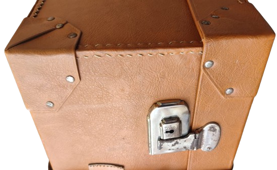 1950 SEYAHAT GARDOROP BAVUL EL DİKİS TABA RENK BAGLAMA KAYISLI  METAL KİLİT SAG VE SOL OTDA MANDALLI TASIMA KULPLU İC AYRIM PARCALI