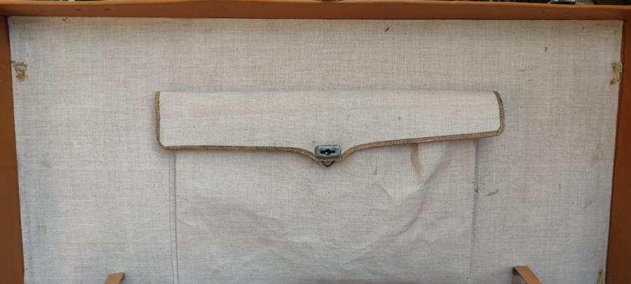 1950 SEYAHAT GARDOROP BAVUL EL DİKİS TABA RENK BAGLAMA KAYISLI  METAL KİLİT SAG VE SOL OTDA MANDALLI TASIMA KULPLU İC AYRIM PARCALI