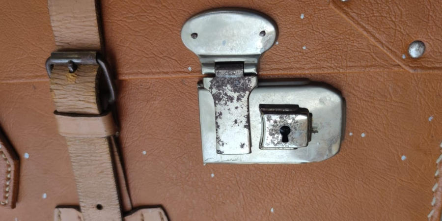 1950 SEYAHAT GARDOROP BAVUL EL DİKİS TABA RENK BAGLAMA KAYISLI  METAL KİLİT SAG VE SOL OTDA MANDALLI TASIMA KULPLU İC AYRIM PARCALI