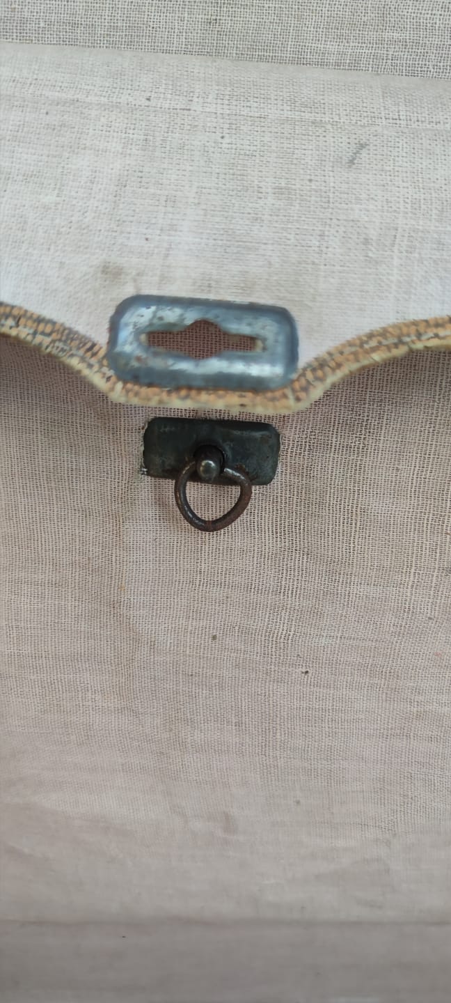 1950 SEYAHAT GARDOROP BAVUL EL DİKİS TABA RENK BAGLAMA KAYISLI  METAL KİLİT SAG VE SOL OTDA MANDALLI TASIMA KULPLU İC AYRIM PARCALI