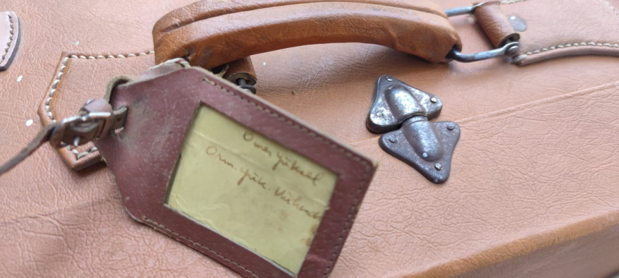 1950 SEYAHAT GARDOROP BAVUL EL DİKİS TABA RENK BAGLAMA KAYISLI  METAL KİLİT SAG VE SOL OTDA MANDALLI TASIMA KULPLU İC AYRIM PARCALI