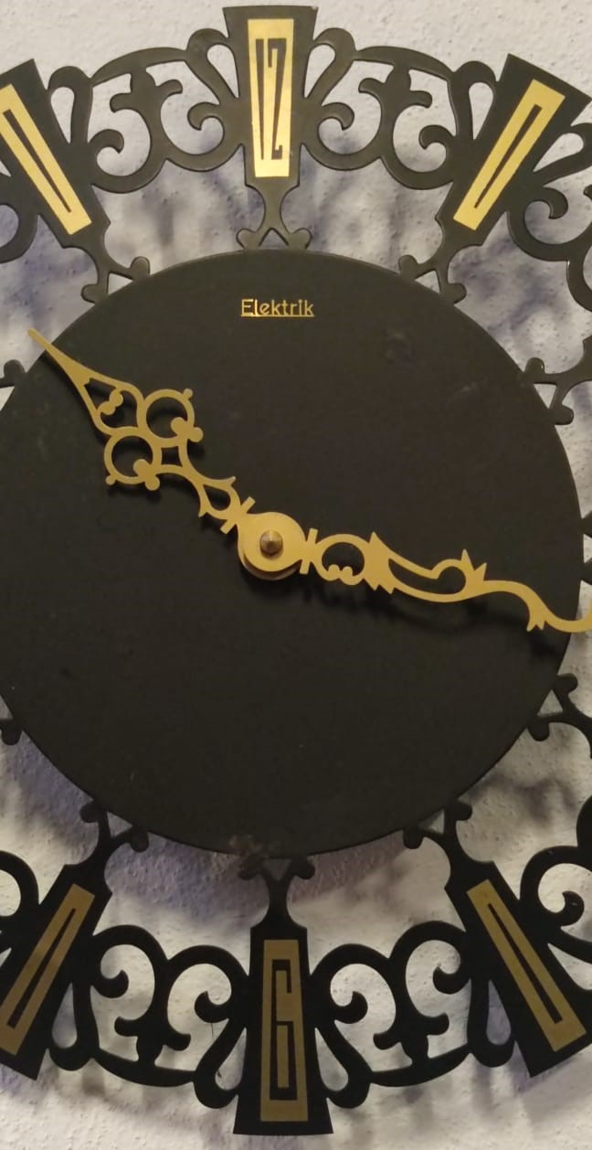 1970 LAMAN METAL DEKORATİF DESEN KEMİM ELEKTRİK  PİLLİ DUVAR SAATİ BUYUK BOY PİL İLE CALISIR