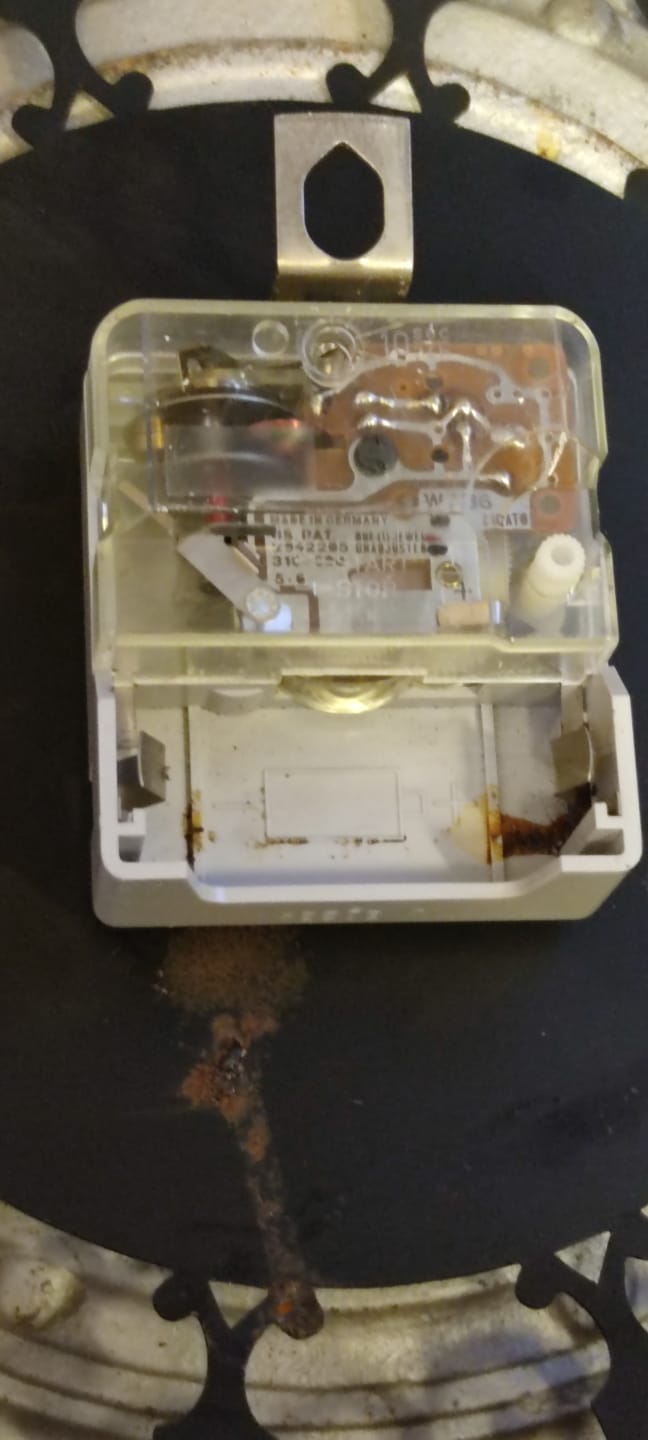 1970 LAMAN METAL DEKORATİF DESEN KEMİM ELEKTRİK  PİLLİ DUVAR SAATİ BUYUK BOY PİL İLE CALISIR