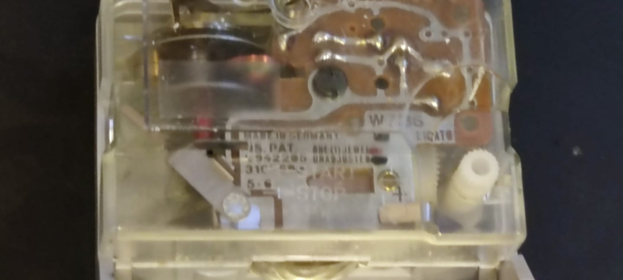 1970 LAMAN METAL DEKORATİF DESEN KEMİM ELEKTRİK  PİLLİ DUVAR SAATİ BUYUK BOY PİL İLE CALISIR