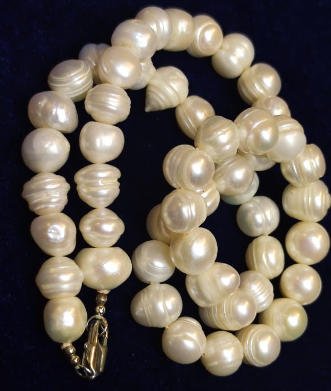 ORJINAL BAROK BEYAZ RENK İNCİ BAYAN KOLYE 51 İNCİ TANESİNDEN OLUSMAKTA