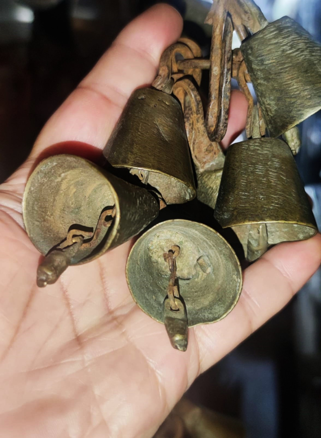 OSMANLI DEVE ZİLİ ZİNCİR ÜZERİNE DİZİLEREK BAGLANMIŞ FARKLI TINILAR CIKARAN UFAK 18 ADET  PİRİNC ZİLLER 1,5 METRE BOYUNDA  