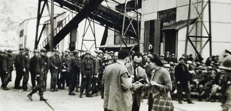 1960 ZONGULDAK KOZLU MADEN OCAGINA GİRİŞ İÇİN ASANSOR BEKLEYEN MADENCİ İŞCİLER