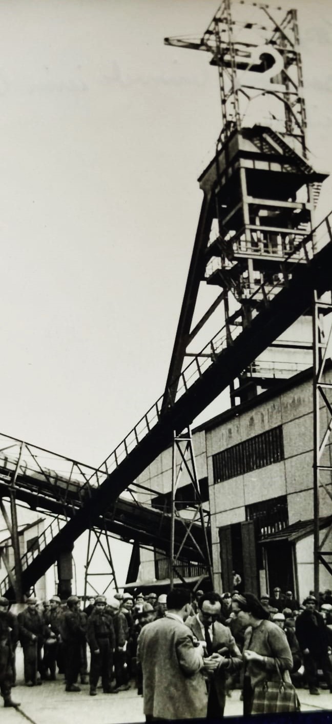 1960 ZONGULDAK KOZLU MADEN OCAGINA GİRİŞ İÇİN ASANSOR BEKLEYEN MADENCİ İŞCİLER